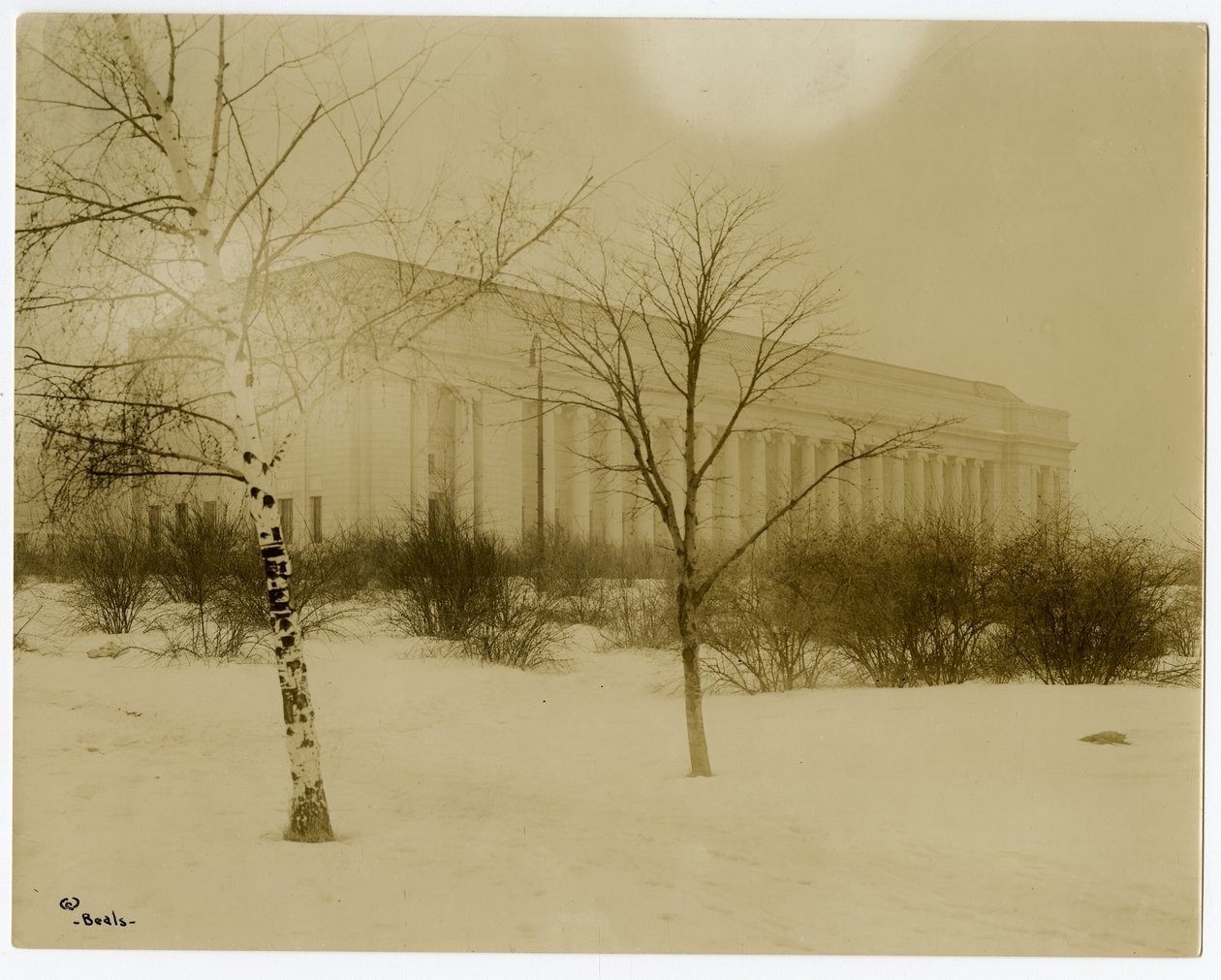 Museum of Fine Arts, Boston, Mass, USA, n. 1902-1910 (gelatiinihopea valokuva) tekijältä Jessie Tarbox Beals