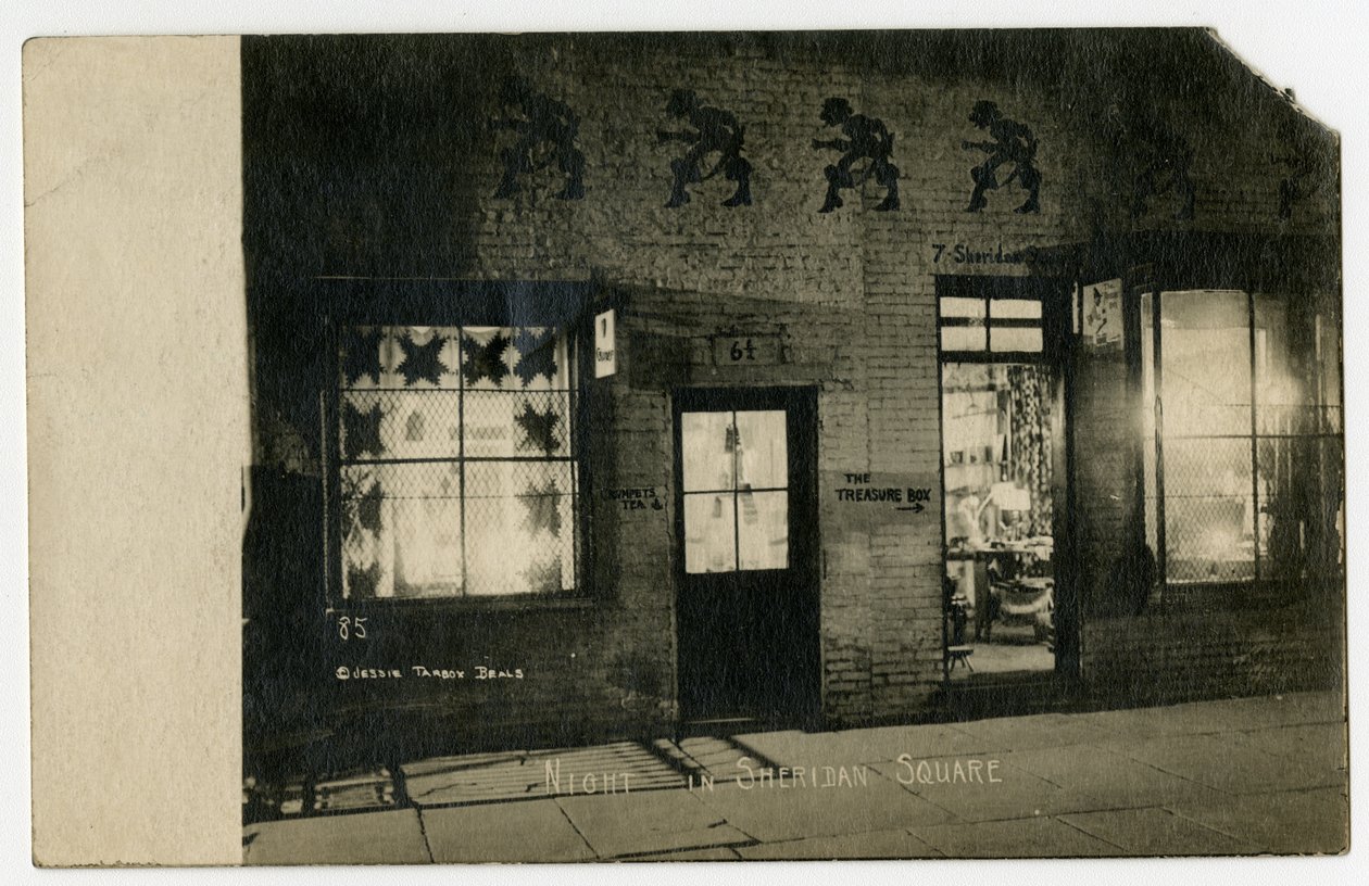 Yö Sheridan Squarella, Greenwich Village, New York, USA, n. 1918-19 (gelatiinihopea valokuva) tekijältä Jessie Tarbox Beals