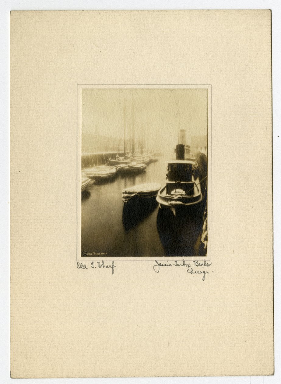 Old T Wharf, n. 1902-10 (gelatiinihopea valokuva) tekijältä Jessie Tarbox Beals