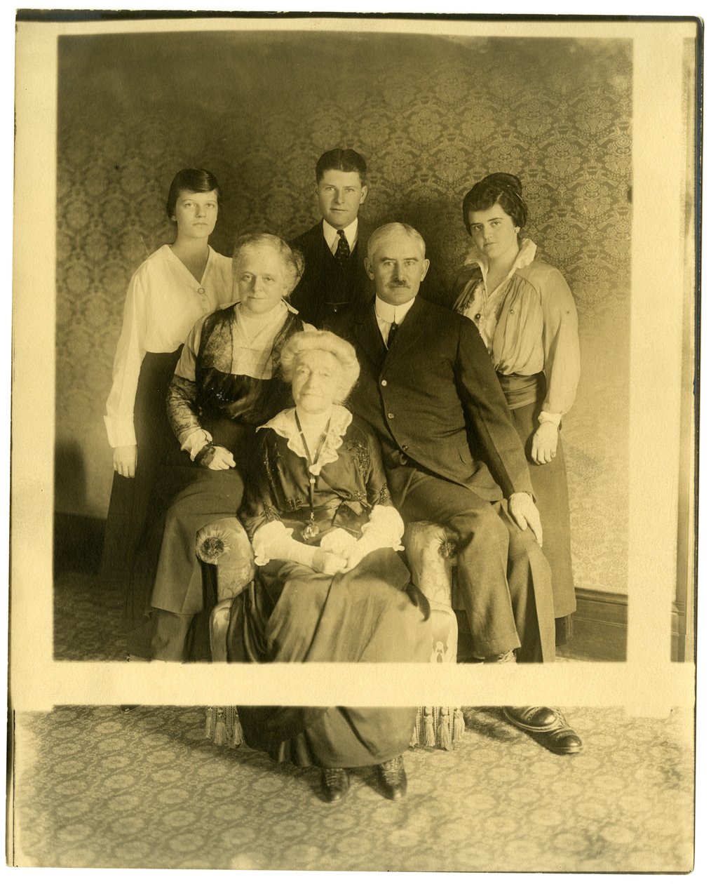 Vanha rouva on rouva Lyman James, Marshall Fieldin sisar, n. 1905-28 (gelatiinihopeakuva) tekijältä Jessie Tarbox Beals