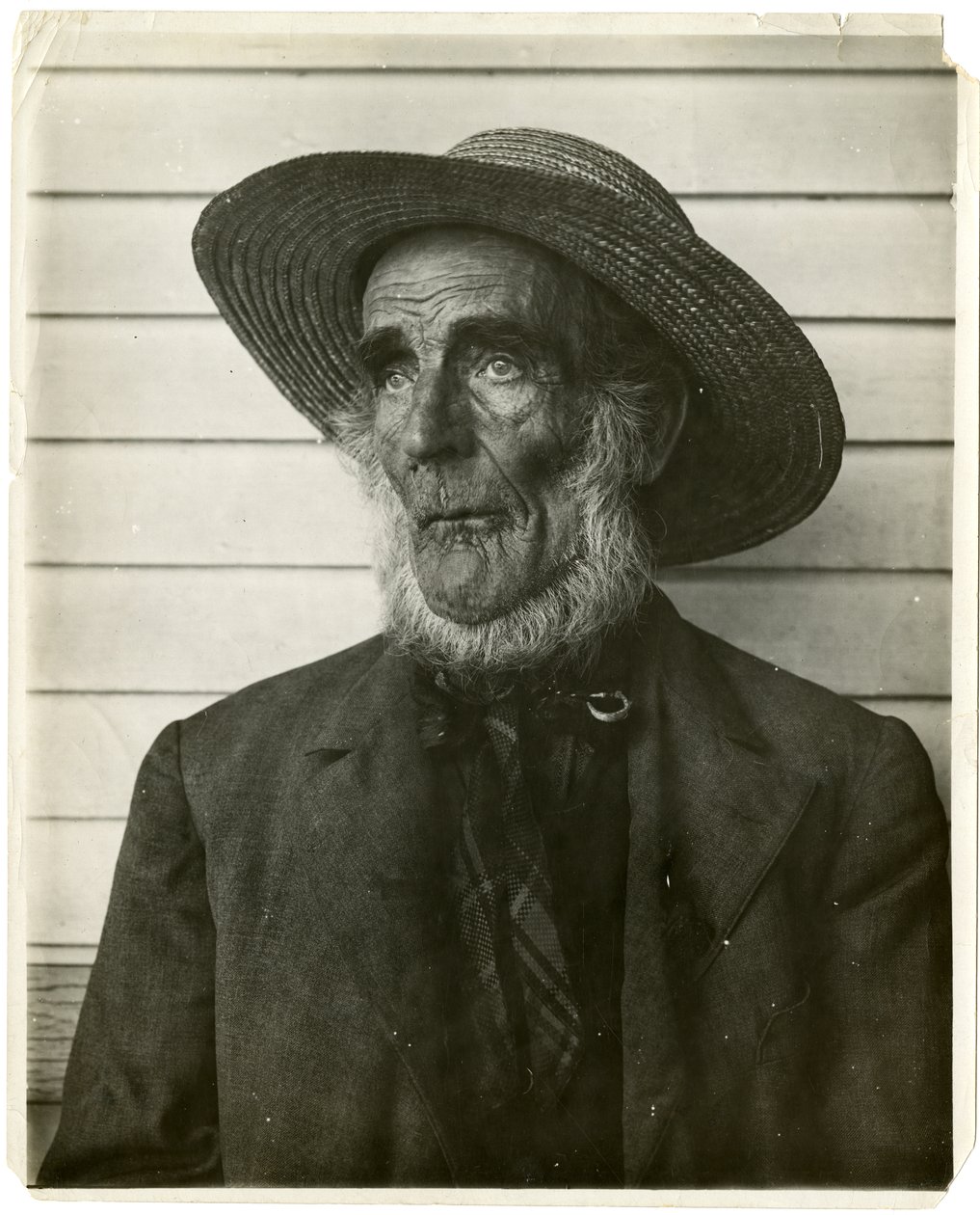 Vanha mies olkihatussa, n. 1905-40 (gelatiinihopea kuva) tekijältä Jessie Tarbox Beals