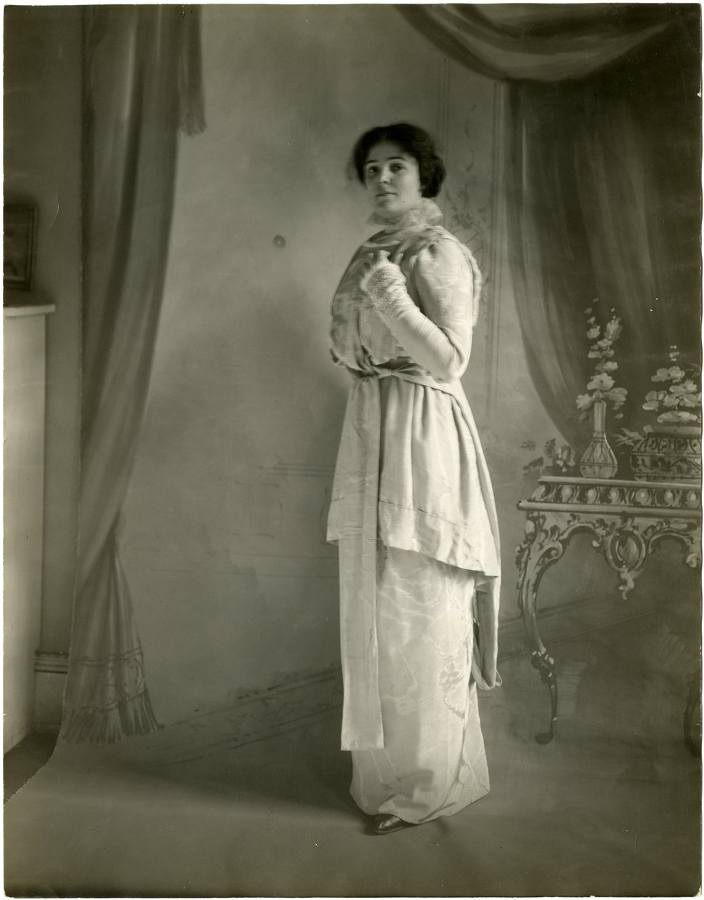 Orchid moire, Maurice, n. 1905-1918 (gelatiinihopea valokuva) tekijältä Jessie Tarbox Beals