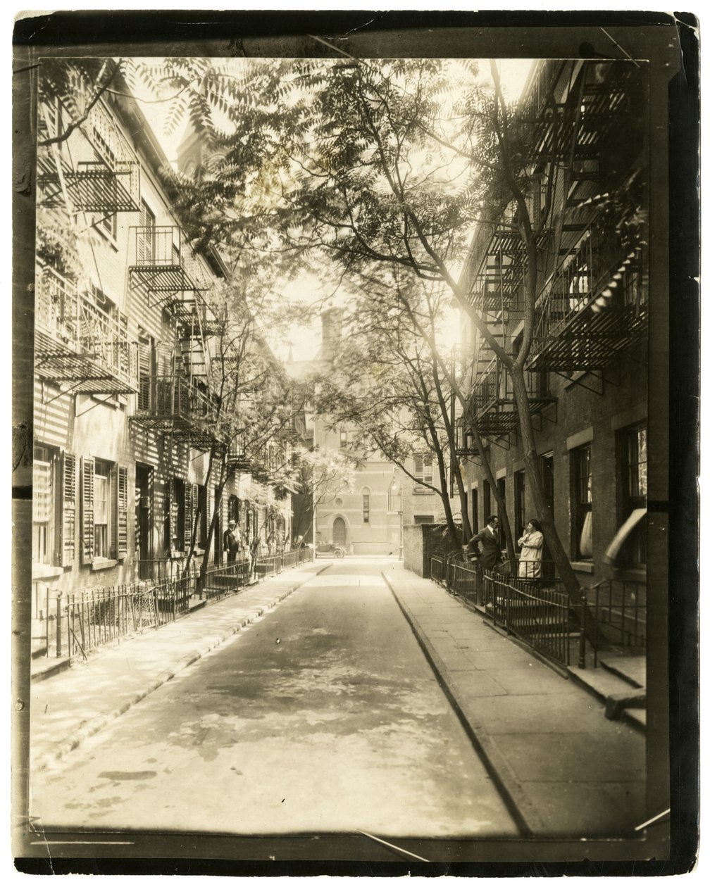 Patchin Place, joka johtaa 10th Streetiltä, New Yorkista, USA:sta tekijältä Jessie Tarbox Beals