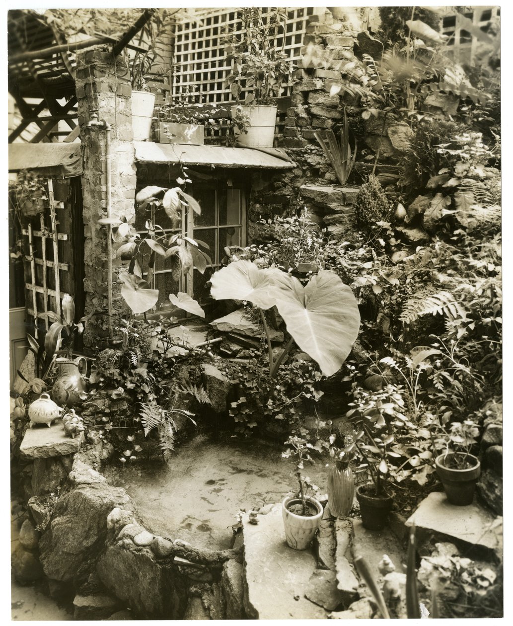 Allas, jossa on terassi George ja Mary Stonehillin koti, Greenwich Village, New York, USA, n. 1936-37 (gelatiinihopeakuva) tekijältä Jessie Tarbox Beals