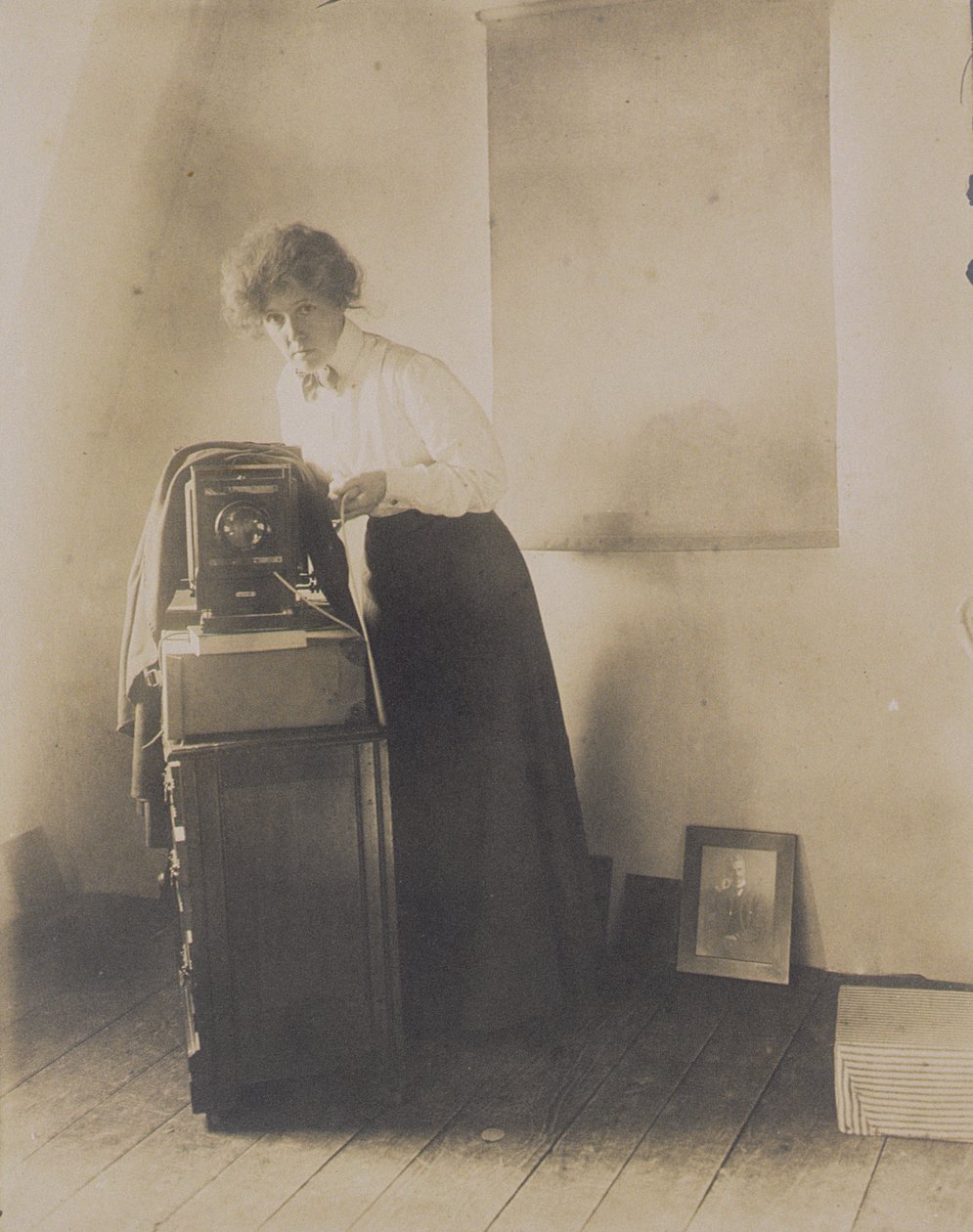 Muotokuva Lillian Baynes Griffinistä kameransa kanssa, 1905-10 tekijältä Jessie Tarbox Beals