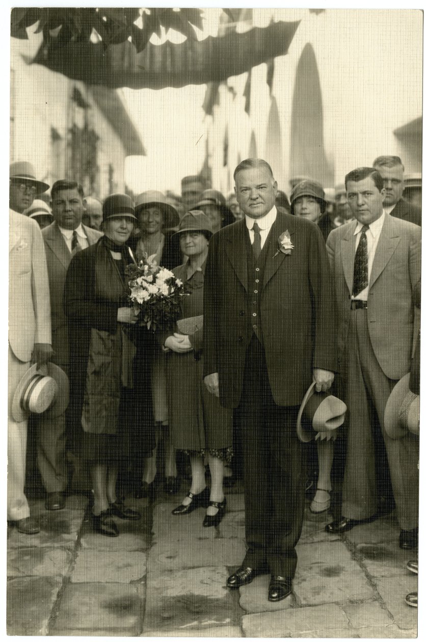 Presidentti Hoover - Rouva Hoover pitelee kukkakimppua, n. 1928-32 tekijältä Jessie Tarbox Beals