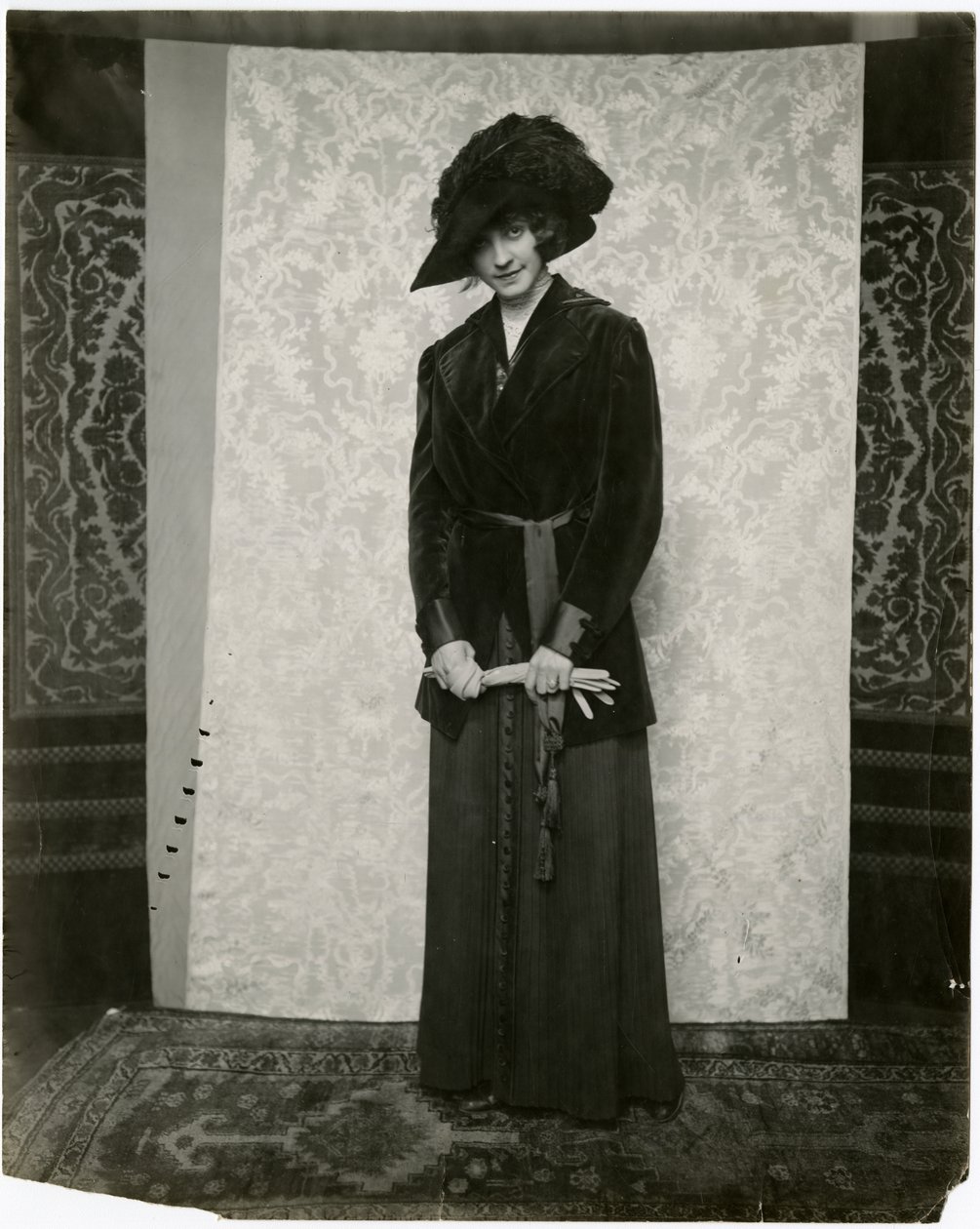Punainen samettipuku harmonikalaskoshameella, Arnold & Constable, n. 1905-1918 (gelatiinihopea kuva) tekijältä Jessie Tarbox Beals