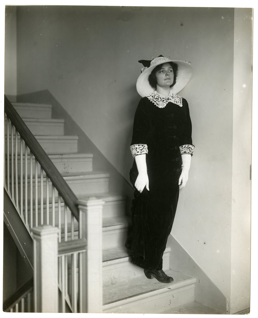 Oikea tapa tulla alas portaita, n. 1905-1918 (gelatiinihopea kuva) tekijältä Jessie Tarbox Beals