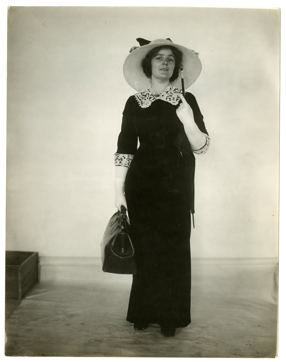 Oikea tapa kantaa laukkua ja sateenvarjoa, n. 1905-18 tekijältä Jessie Tarbox Beals