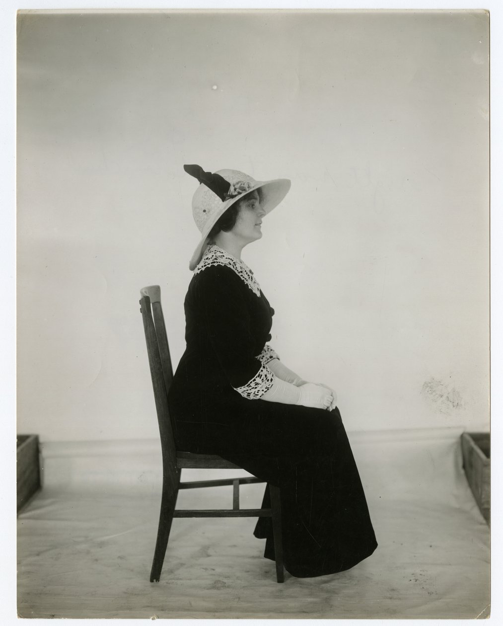 Oikea tapa istua tuolissa, n. 1905-1918 (gelatiinihopea kuva) tekijältä Jessie Tarbox Beals