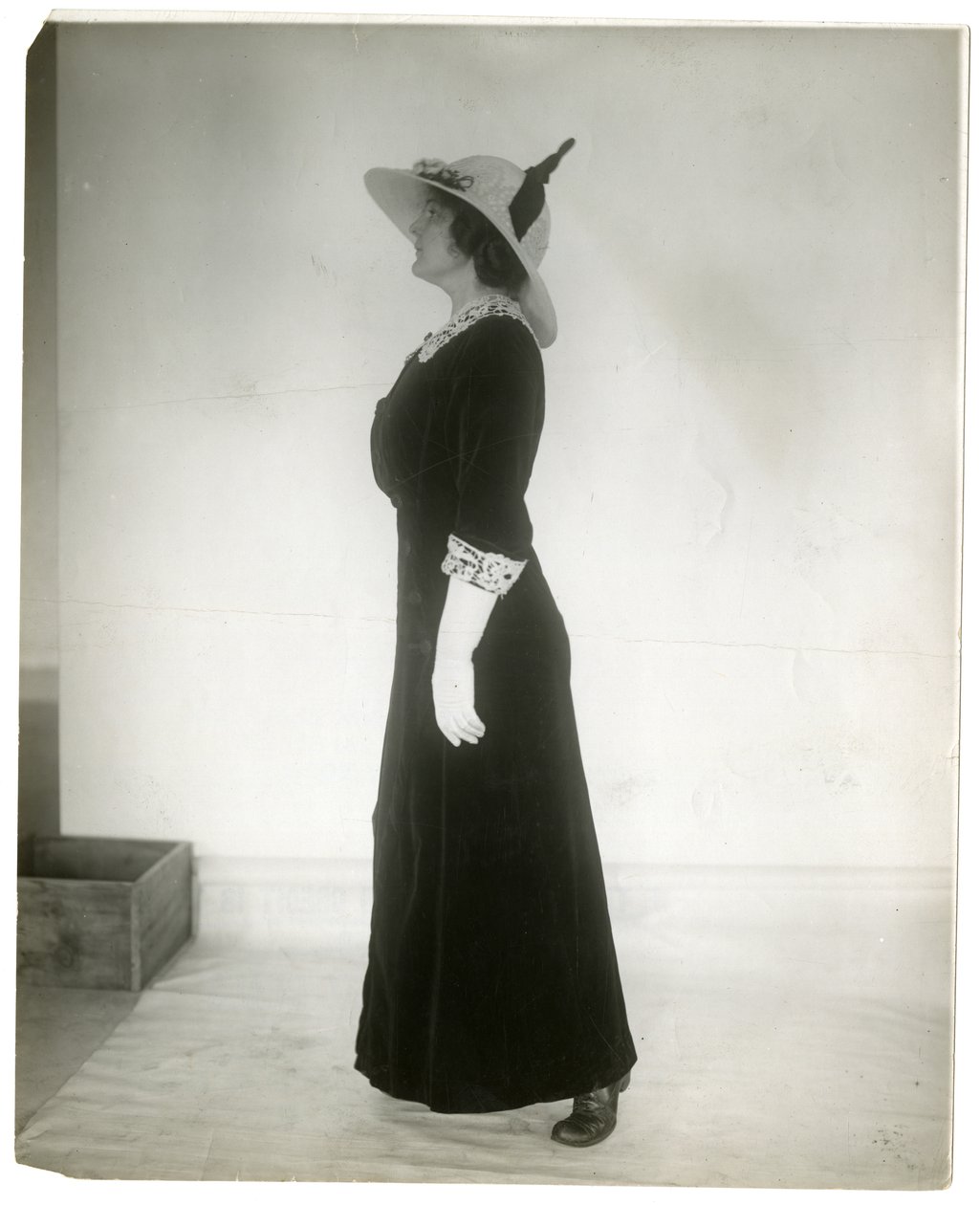 Oikea tapa seisoa kävellessä, n. 1905-18 (gelatiinihopea kuva) tekijältä Jessie Tarbox Beals