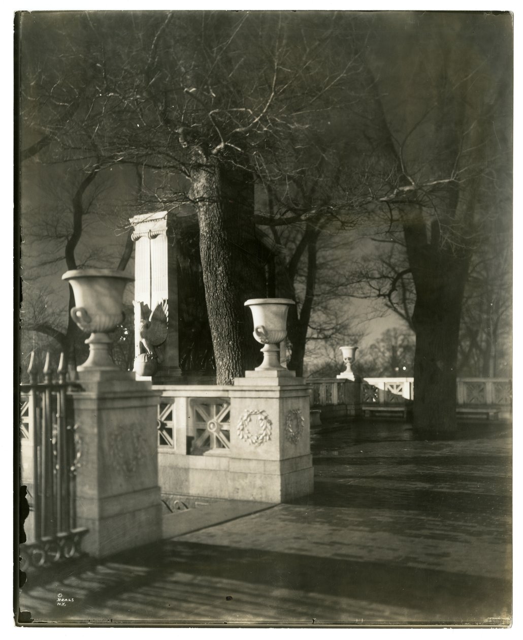 Shaw Memorial yöllä, Boston, Mass, USA, n. 1902-1910 (gelatiinihopea valokuva) tekijältä Jessie Tarbox Beals