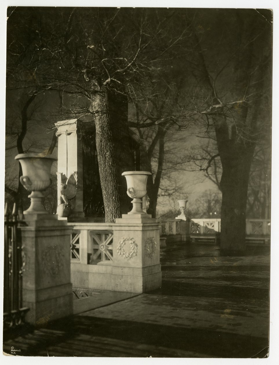 Shaw Memorial yöllä, Boston, USA, n. 1902-1910 (gelatiinihopea valokuva) tekijältä Jessie Tarbox Beals