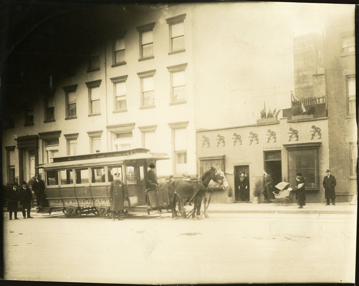 Sheridan Square, New York, USA, n. 1905-40 (gelatiinihopeakuva) tekijältä Jessie Tarbox Beals