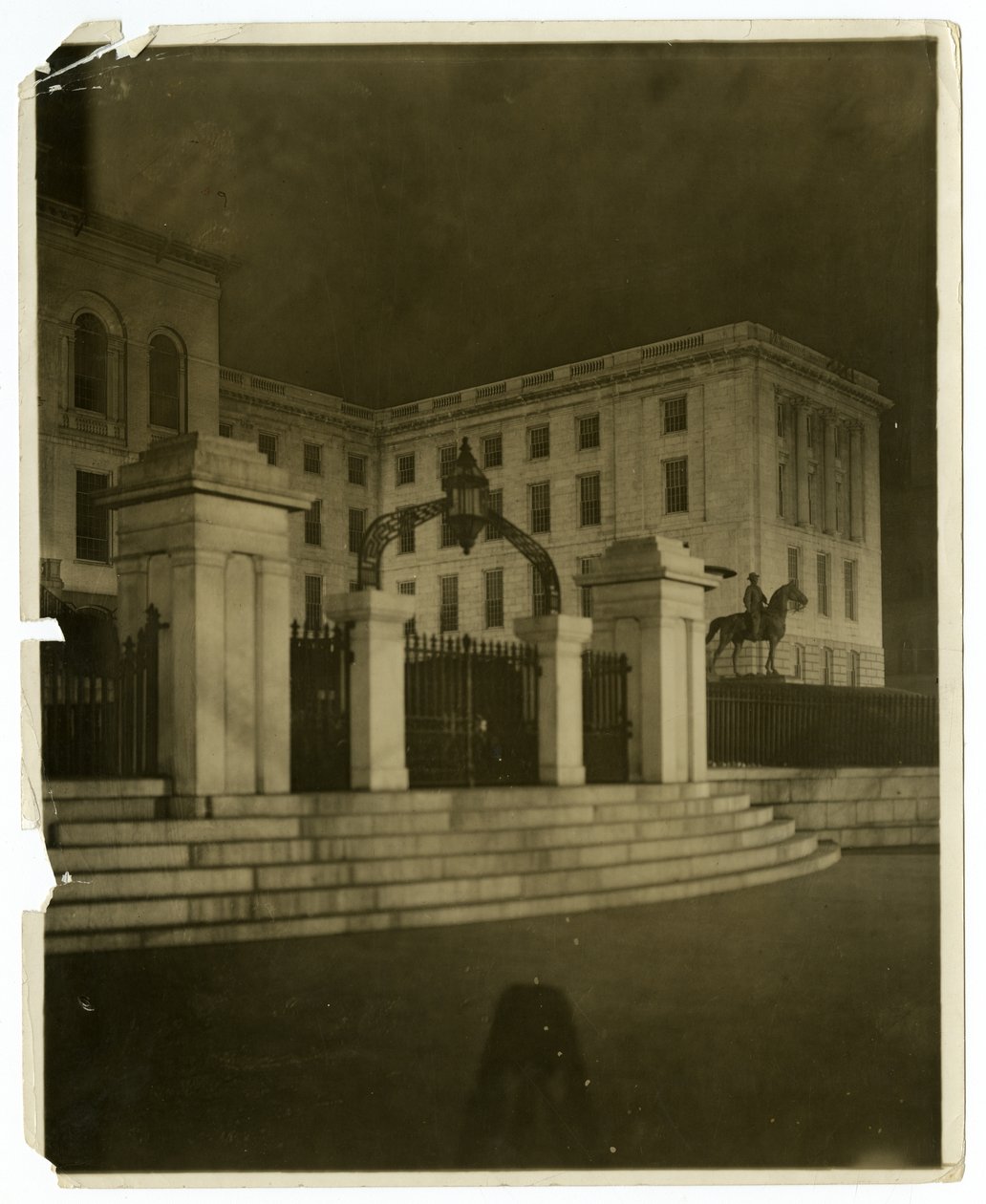 State House, Boston, USA, n. 1902–1910 (gelatiinihopeakuva) tekijältä Jessie Tarbox Beals