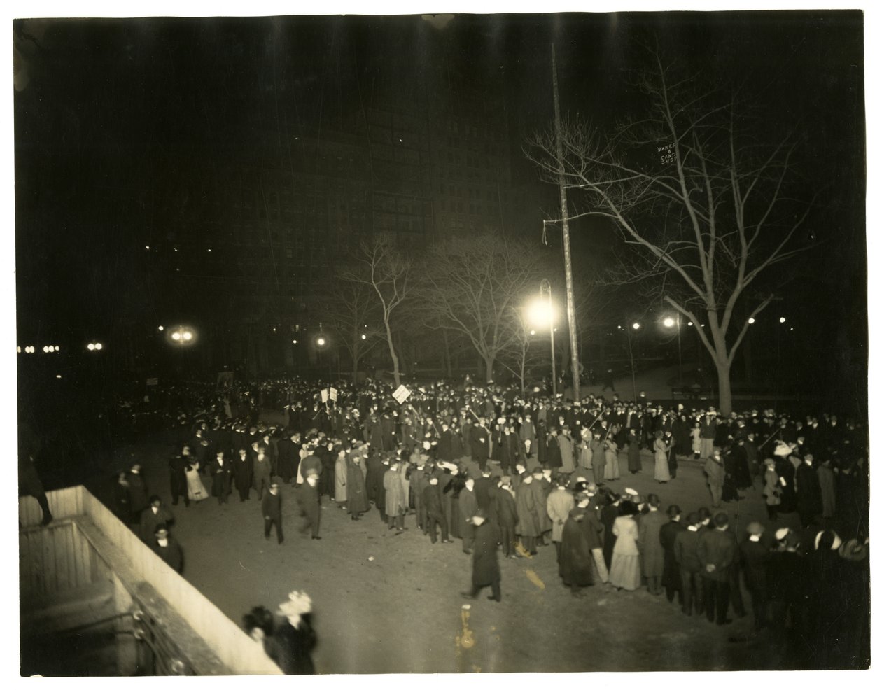 Suffrage Parade, Greenwich Village, New York, USA, n. 1915-1918 (gelatiinihopea valokuva) tekijältä Jessie Tarbox Beals
