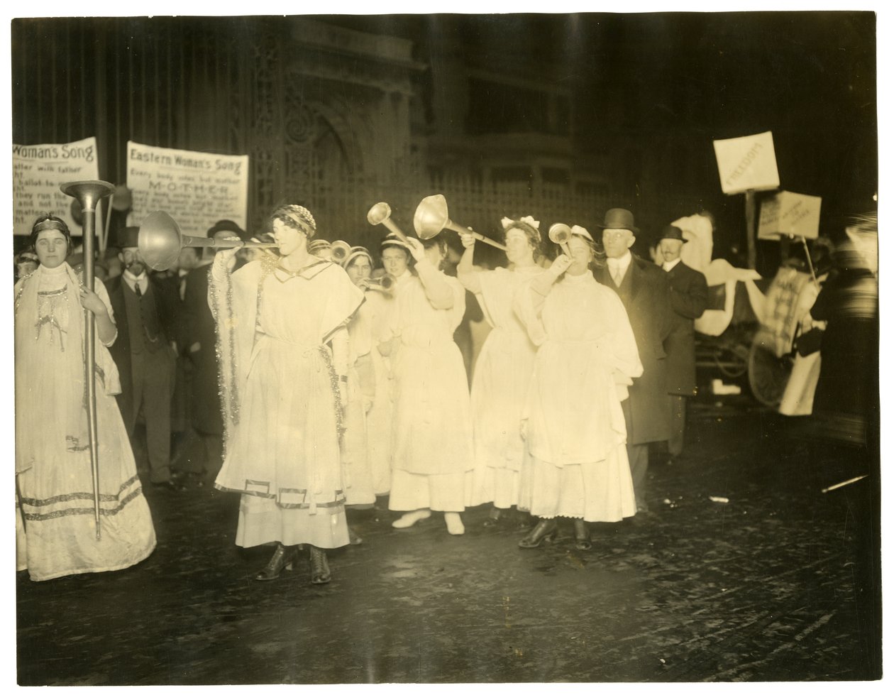 Suffrage Parade, Greenwich Village, New York, USA, n.1915-18 (gelatiinihopeakuva) tekijältä Jessie Tarbox Beals