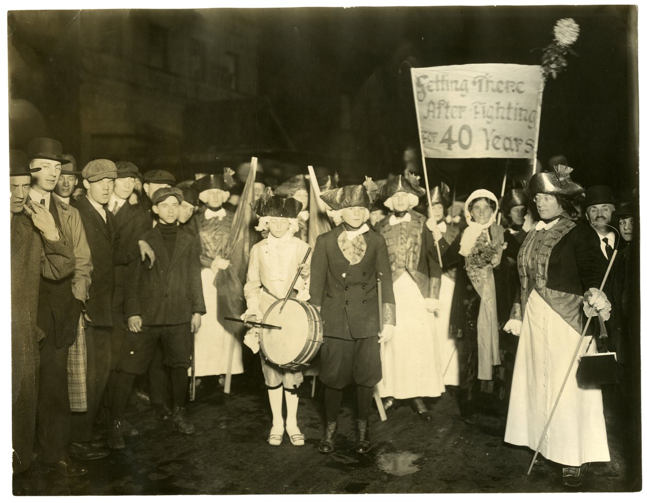 Suffrage Parade, Greenwich Village, New York, USA, n. 1915-1918 (gelatiinihopea valokuva) tekijältä Jessie Tarbox Beals