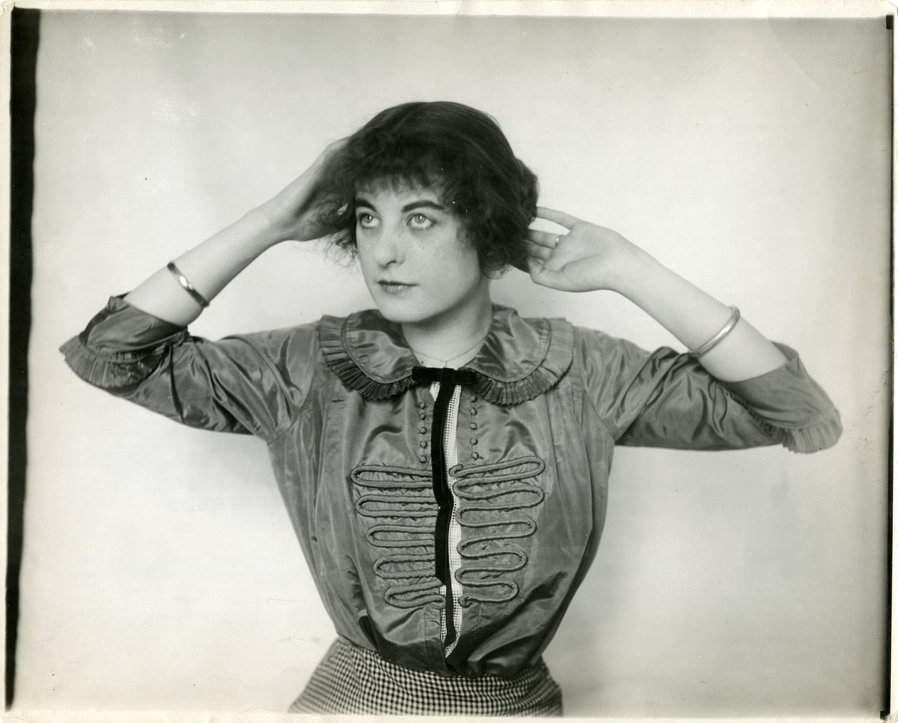 Taftipusero, Forsythe, n. 1905-1918 (gelatiinihopea kuva) tekijältä Jessie Tarbox Beals