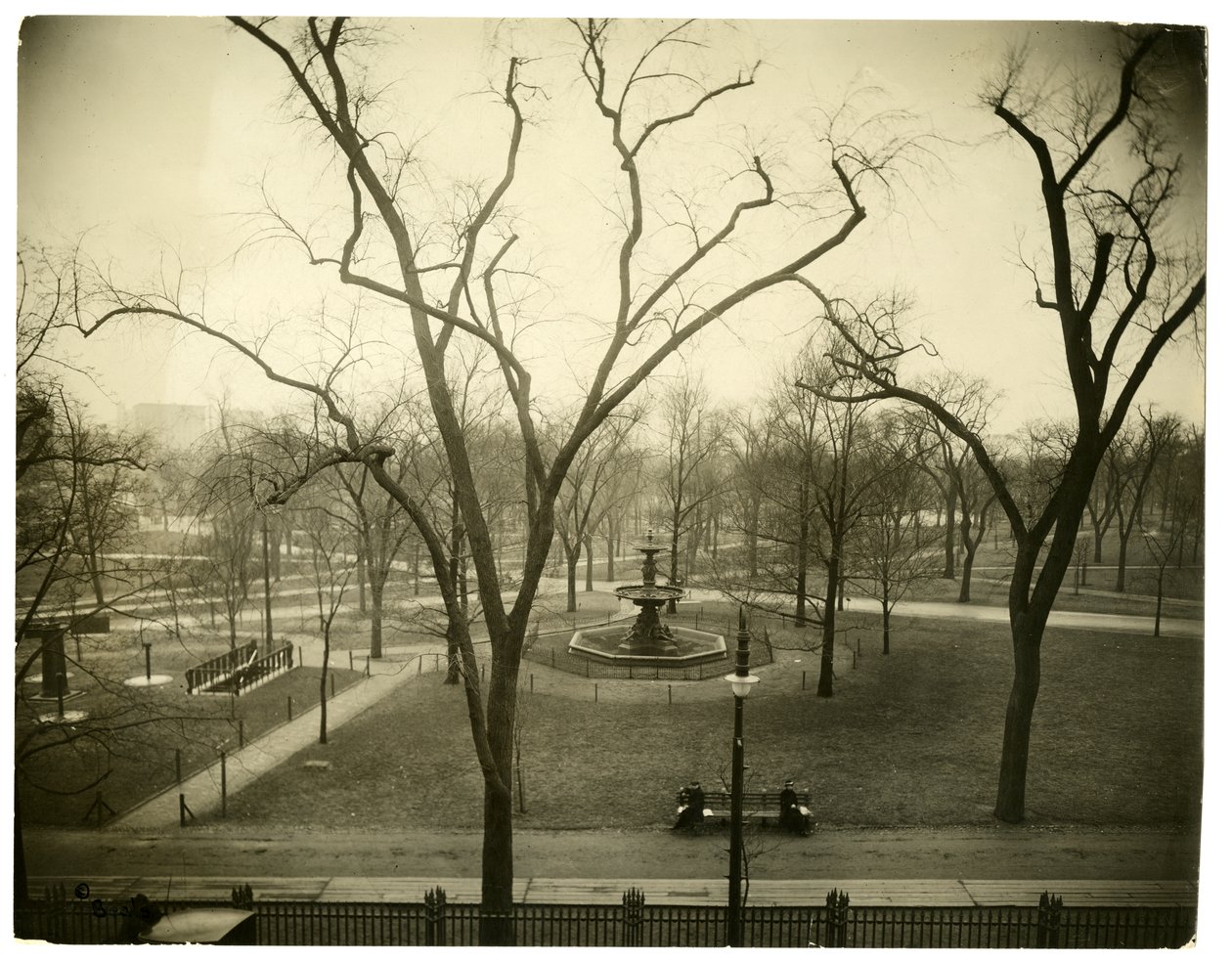 The Common, Boston, USA, n. 1902-1910 (gelatiinihopea valokuva) tekijältä Jessie Tarbox Beals