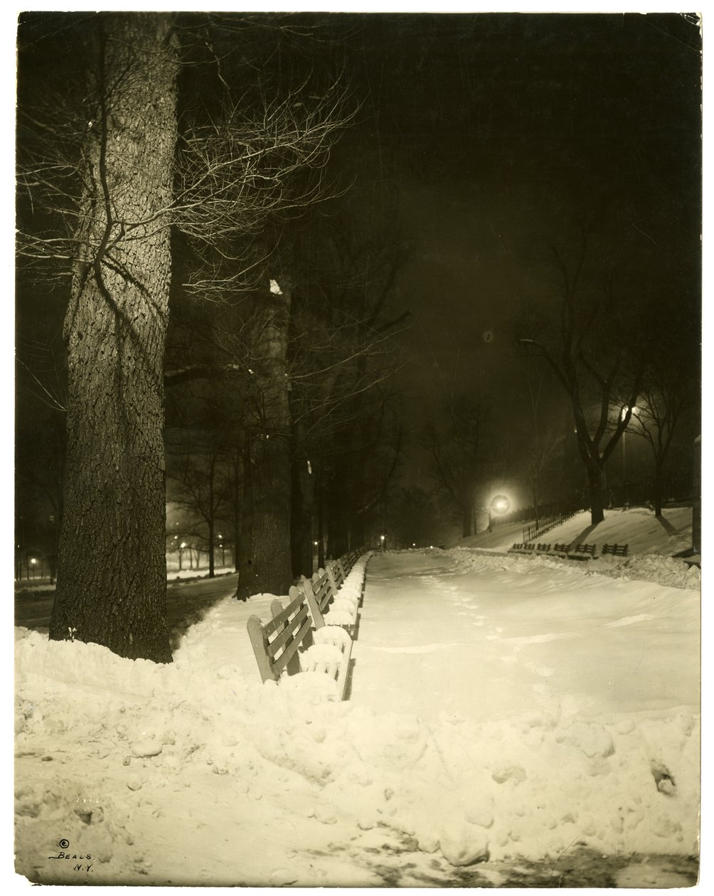 The Mall at night, Boston, Mass, USA, n. 1902-1910 (gelatiinihopeakuva) tekijältä Jessie Tarbox Beals