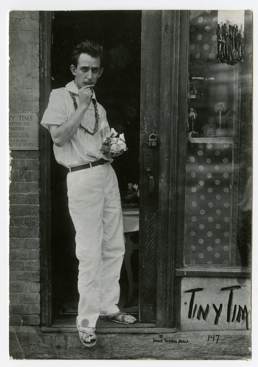Tiny Tim, Greenwich Village, New York, USA, n. 1915-22 (gelatiinihopea valokuva) tekijältä Jessie Tarbox Beals
