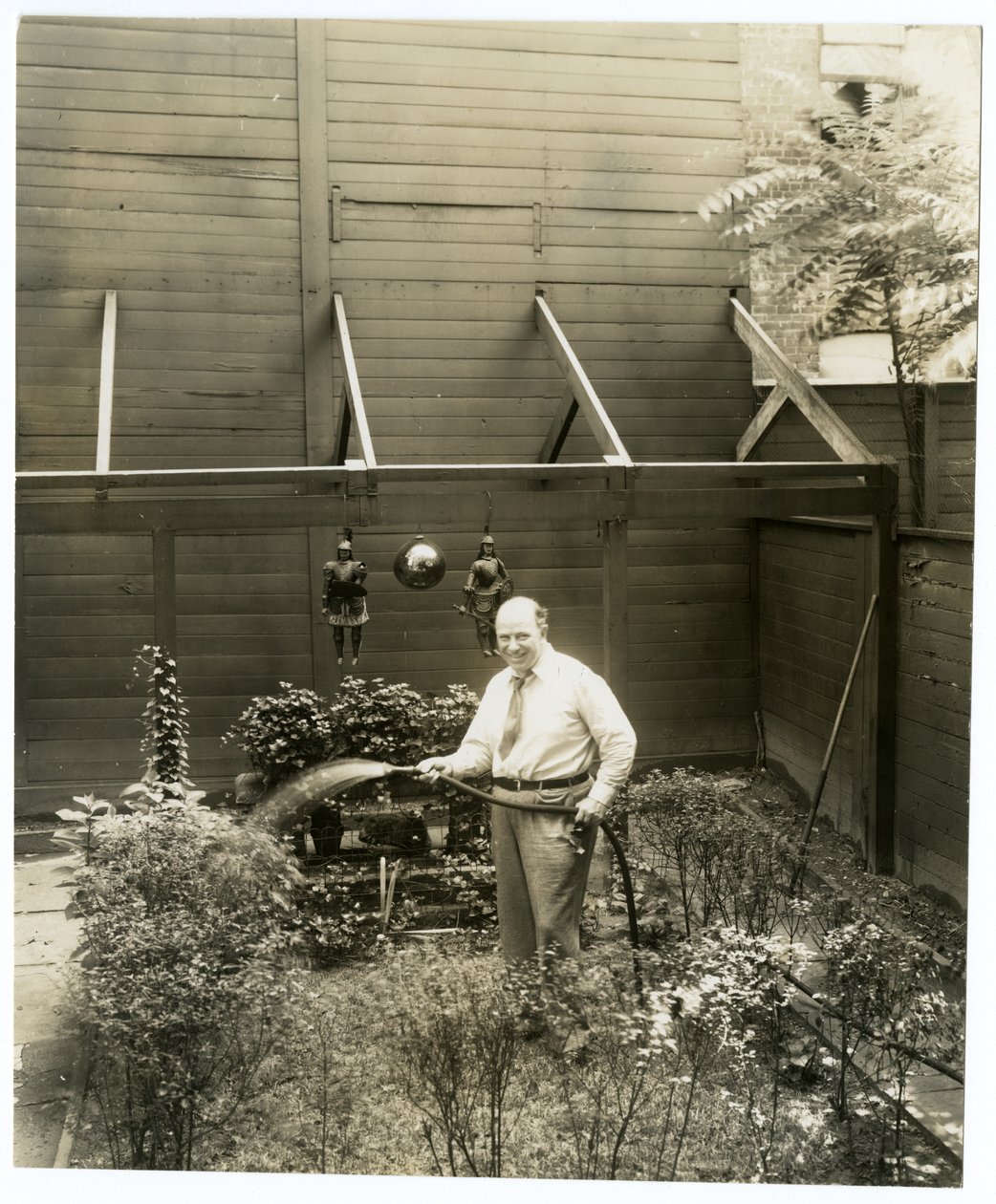 Tony Sarg, n. 1905-1940 (gelatiinihopea valokuva) tekijältä Jessie Tarbox Beals