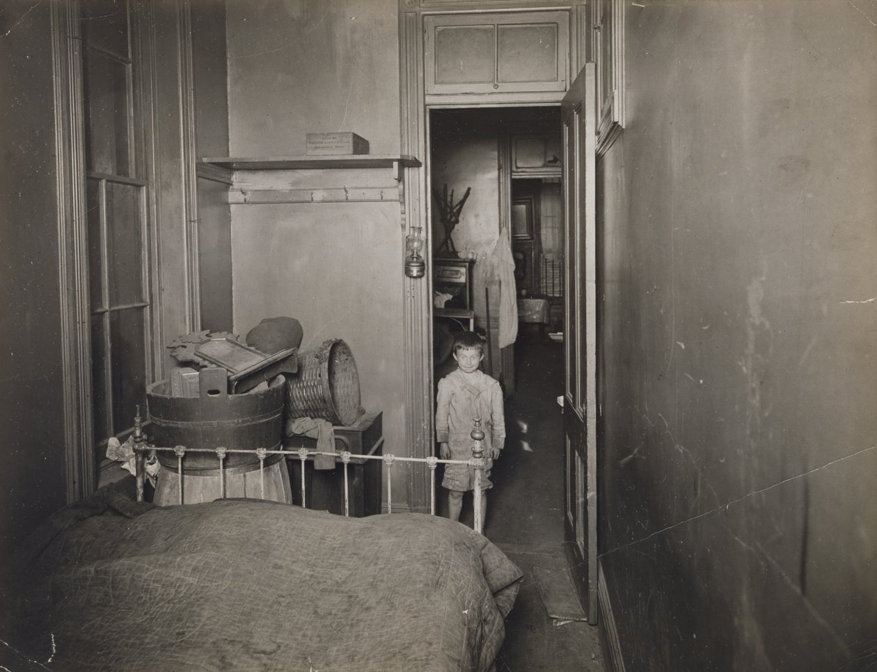 Nimetön (Poika makuuhuoneessa), c. 1910 (gelatiinihopeaprintti) tekijältä Jessie Tarbox Beals
