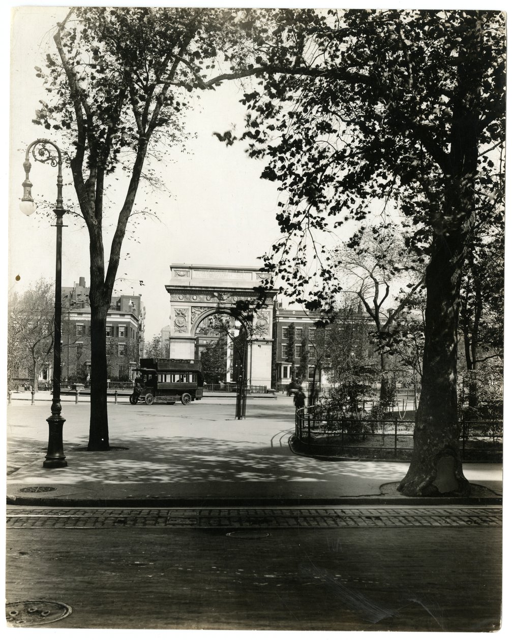 Washington Square North, New York, USA, n. 1905-40 (gelatiinihopea valokuva) tekijältä Jessie Tarbox Beals