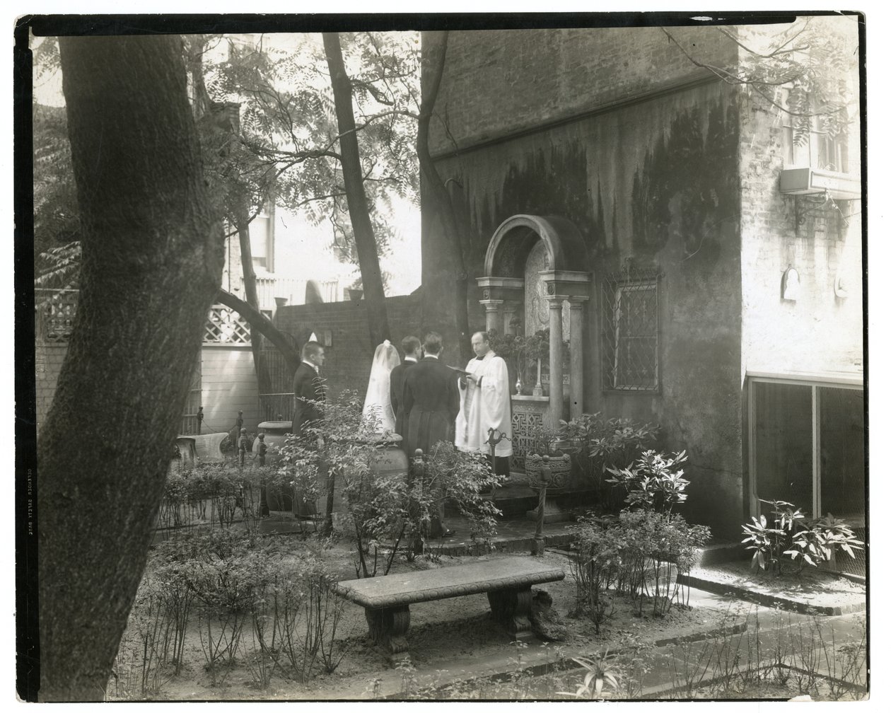 Häät Pyhän Johanneksen kirkossa, West 11 St, n. 1938-39 (gelatiinihopeakuva) tekijältä Jessie Tarbox Beals