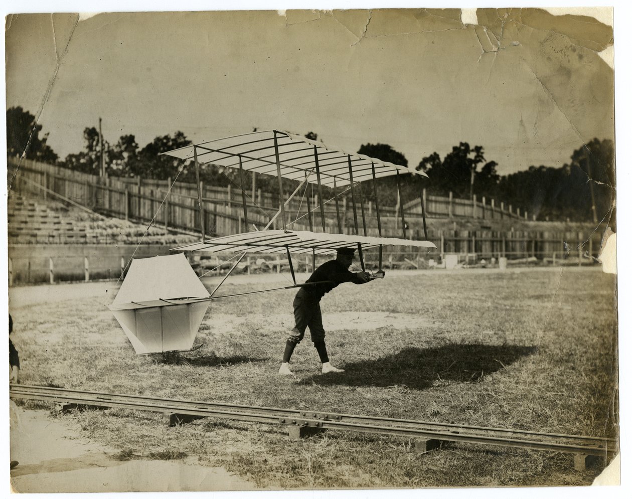 William Avery elokuvassa "Gliding Machine" tekijältä Jessie Tarbox Beals