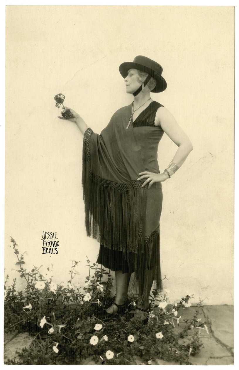 Nainen kädessään kukka, n. 1905-40 tekijältä Jessie Tarbox Beals