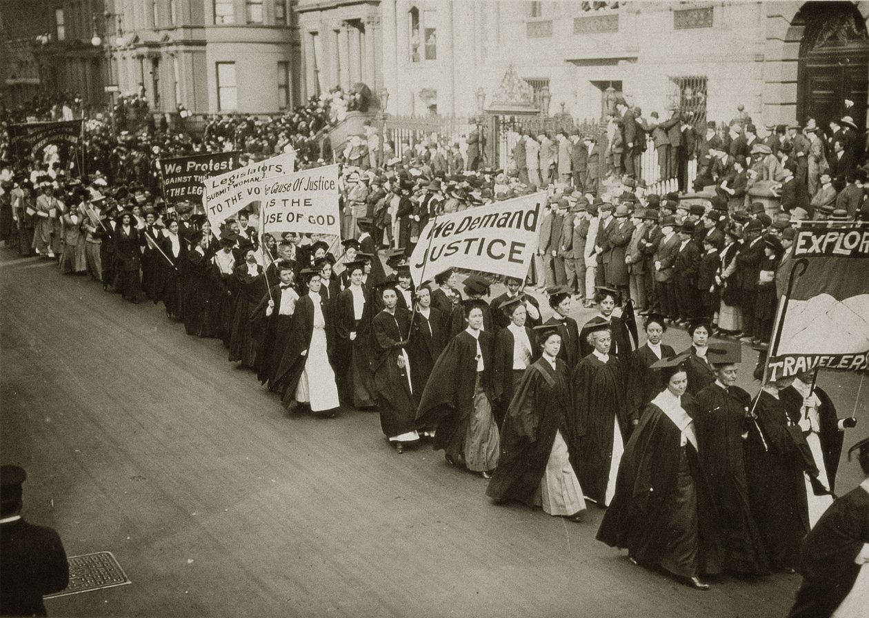 Naiset akateemisissa pukeissa marssivat äänioikeusparaatissa New Yorkissa vuonna 1910 tekijältä Jessie Tarbox Beals