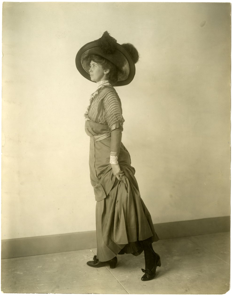 model amb barret de plomes, c.1905-18 (foto de plata gelatina) finlandès tekijältä Jessie Tarbox Beals