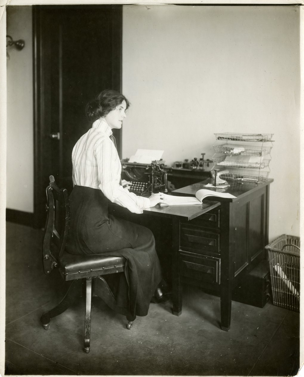malli kirjoituskoneella, n. 1905-1918 (gelatiinihopea valokuva) tekijältä Jessie Tarbox Beals