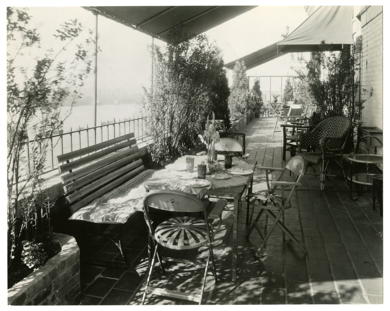 patio joelle päin, n. 1936-37 (gelatiinihopea valokuva) tekijältä Jessie Tarbox Beals