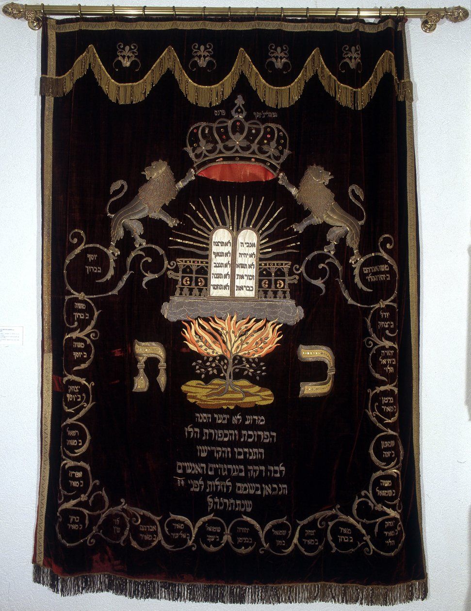 Holy Ark Curtain tai Paro