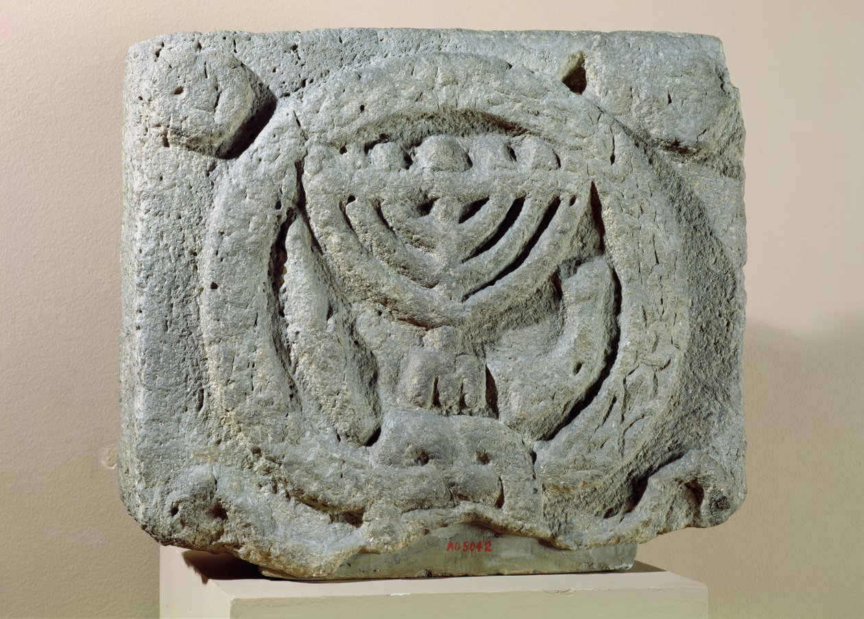 Menoraa kuvaava reliefi, Umm Qeis (muinainen Gadara) Jordania (basaltti) tekijältä Jewish School