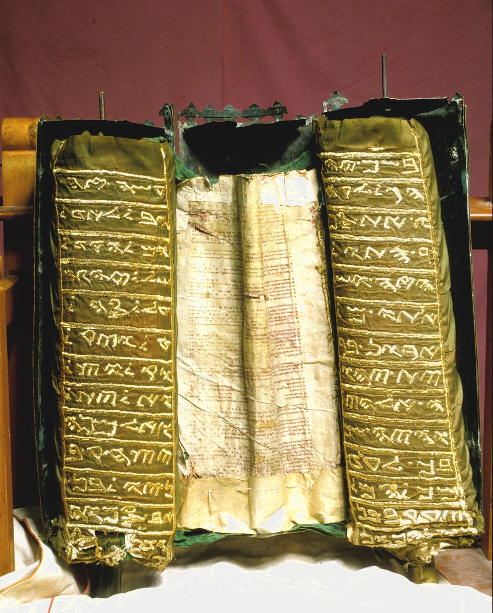 Samaritan Pentateuch -käärö erikoiskoristeellisessa hopeisessa kotelossaan tekijältä Jewish School