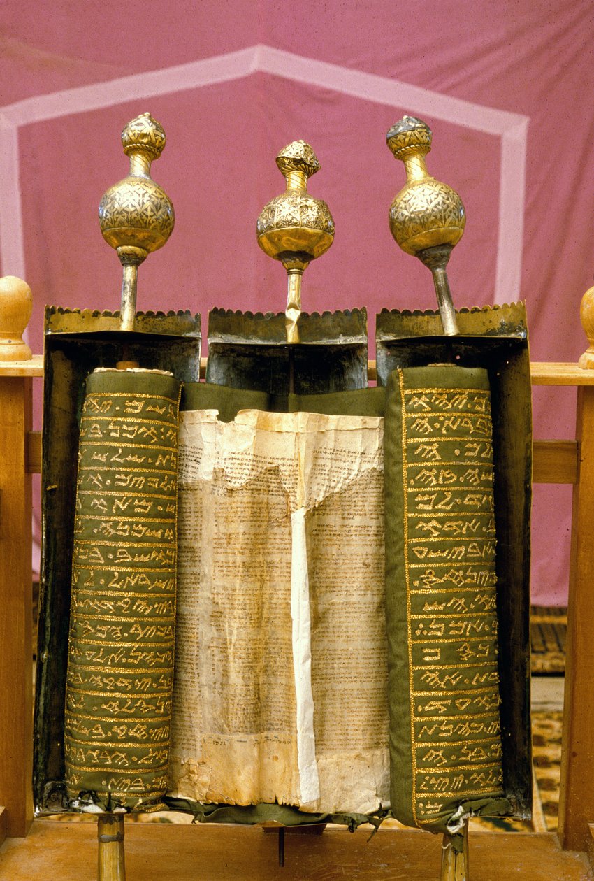 Samaritan Pentateuch -käärö erikoiskoristeellisessa hopeisessa kotelossaan tekijältä Jewish School