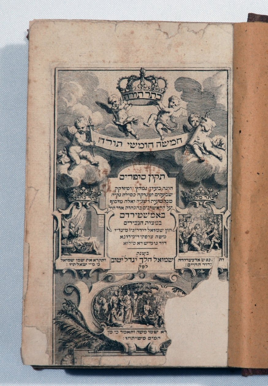 Heprealainen Raamattu (kirja kaiverruksella) tekijältä Jewish School