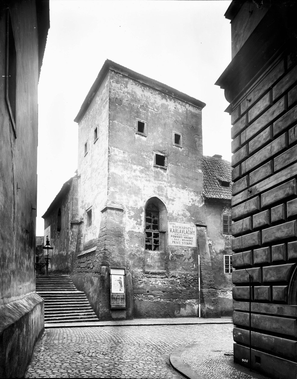 Románská kaple sv. Lazara mezi Lazarskou ulicí a Karlovým náměstí byla zbořena i s přilehlým špitálem v r. 1901 tekijältä Jindřich Eckert