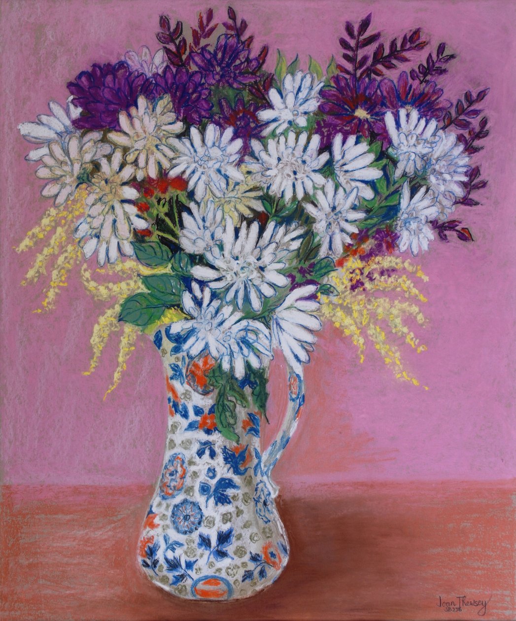 Krysanteemit japanilaisessa kannussa, 2005, pastelli tekijältä Joan Thewsey