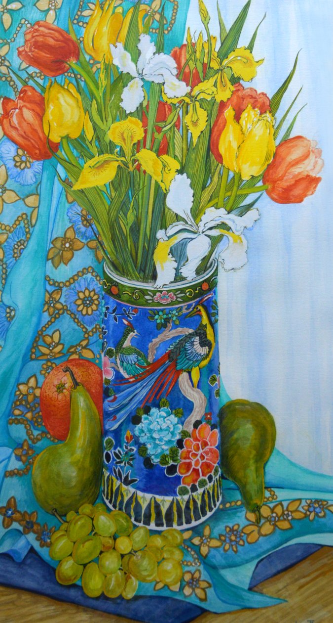 Mga Tulip at Iris sa isang Japanese Vase, na may prutas at mga tela, 2000 finn tekijältä Joan Thewsey