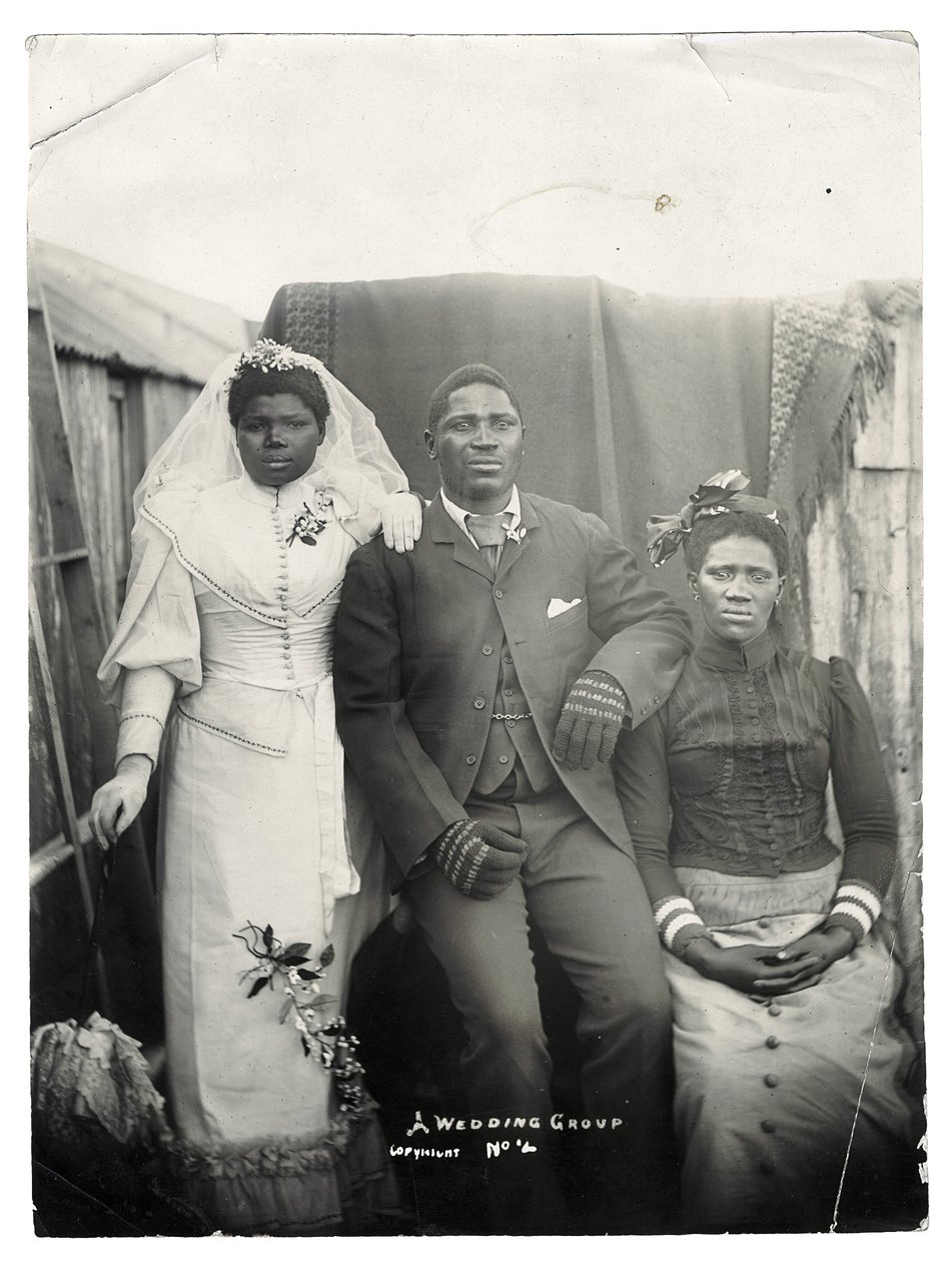 A Wedding Group, n. 1890 (gelatiinihopeaprintti) tekijältä Joe Barnett
