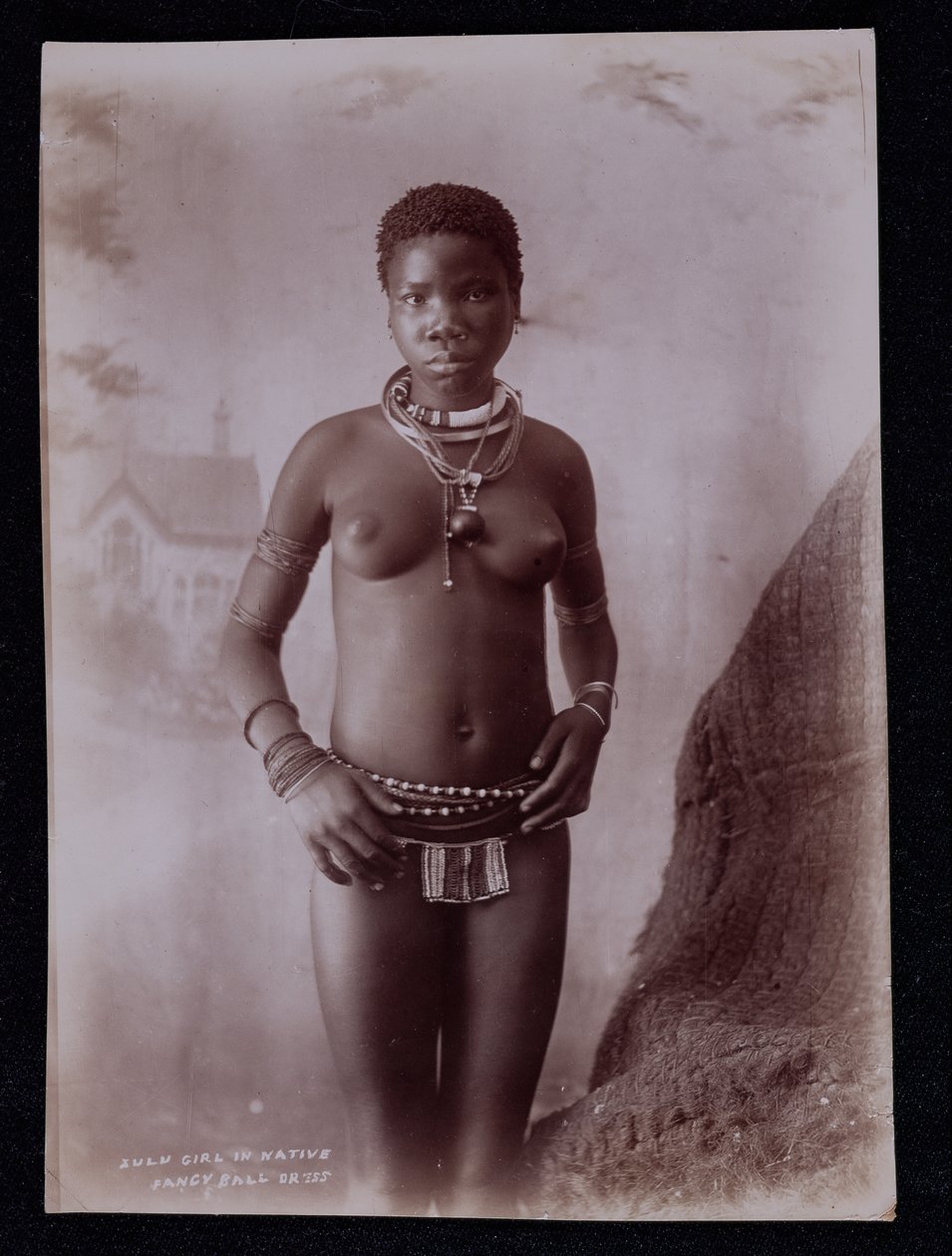 Zulu-tyttö native Fancy Ball -mekossa, n. 1895 tekijältä Joe Barnett