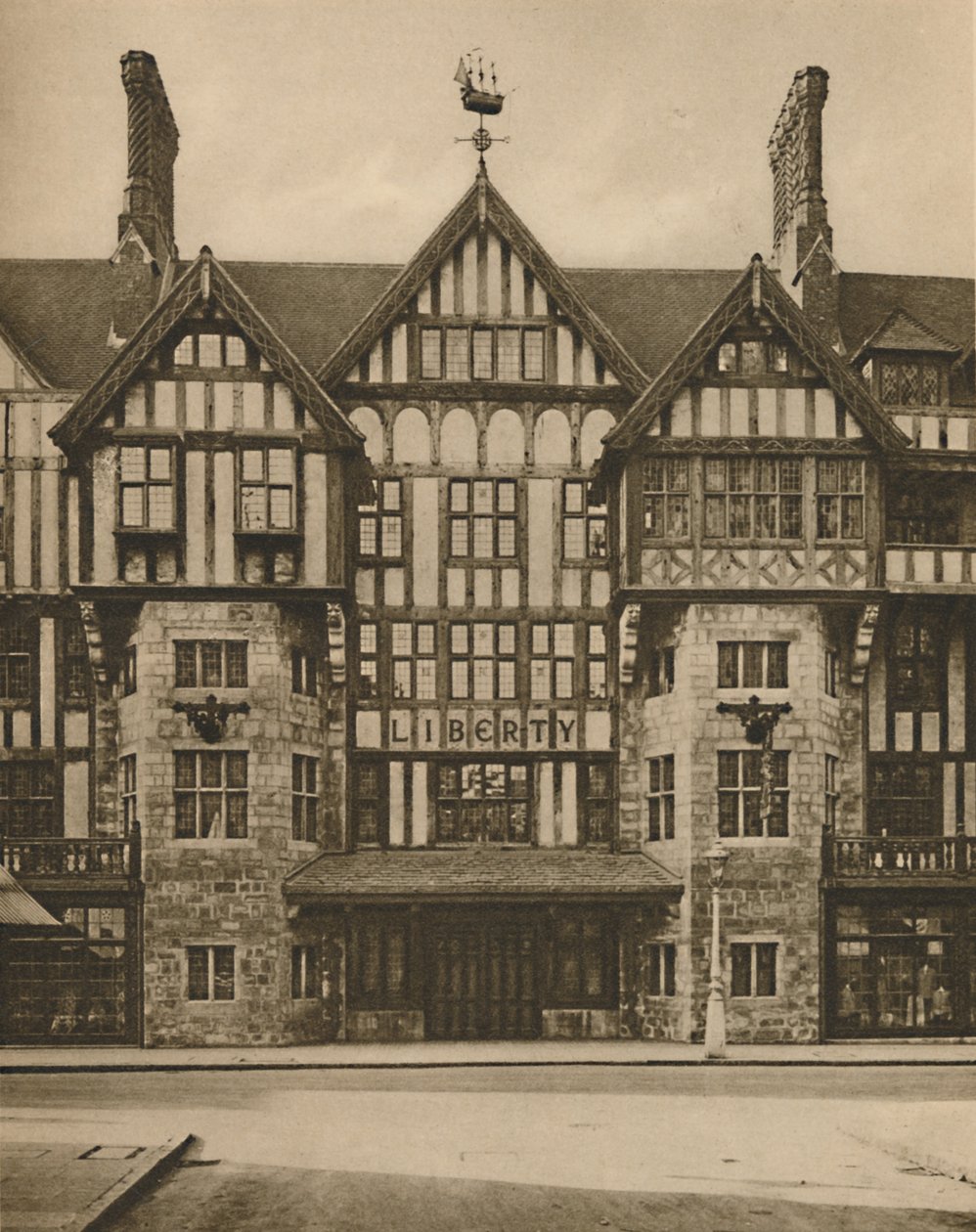 Osa Libertys Tudor -rakennusta Great Marlborough Streetillä, vuodelta 1935. tekijältä Joel