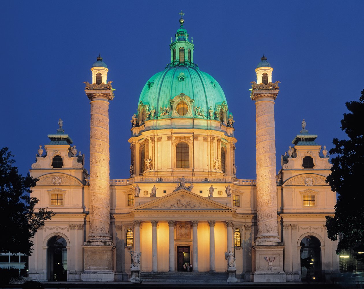 Karlskirche yöllä, rakennettu 1714-37 tekijältä Johann Bernhard Fischer von Erlach