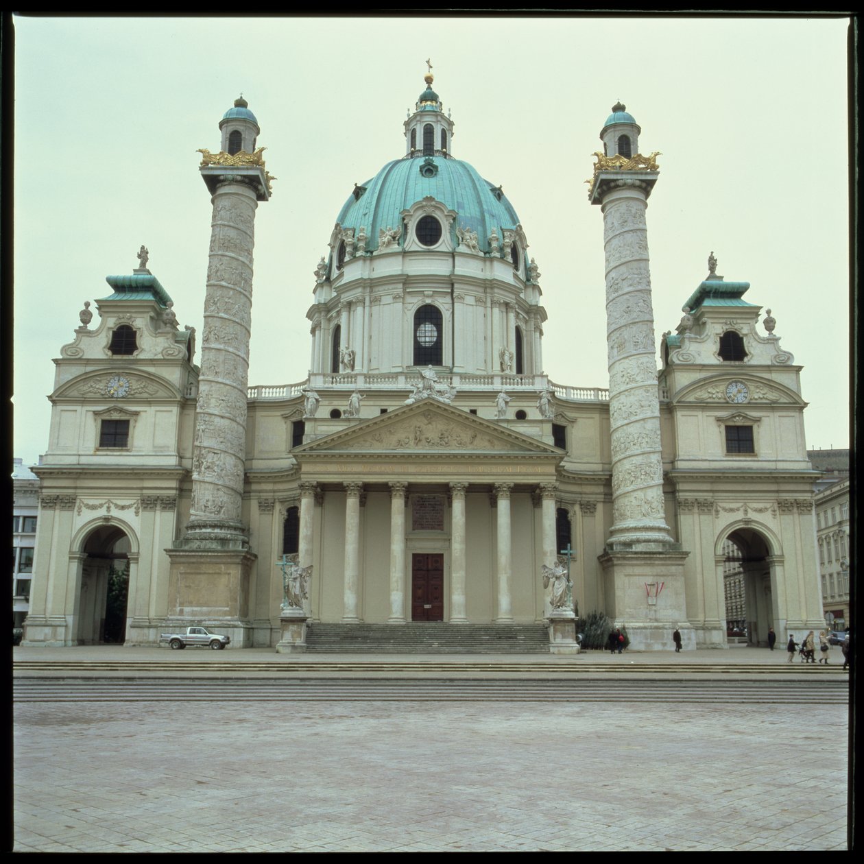 Karlskirche, rakennettu 1714-37 tekijältä Johann Bernhard Fischer von Erlach