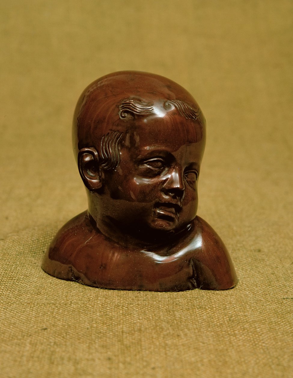 Lapsen Meissen-kivitavararintakuva, n. 1715 tekijältä Johann Friedrich Bottger